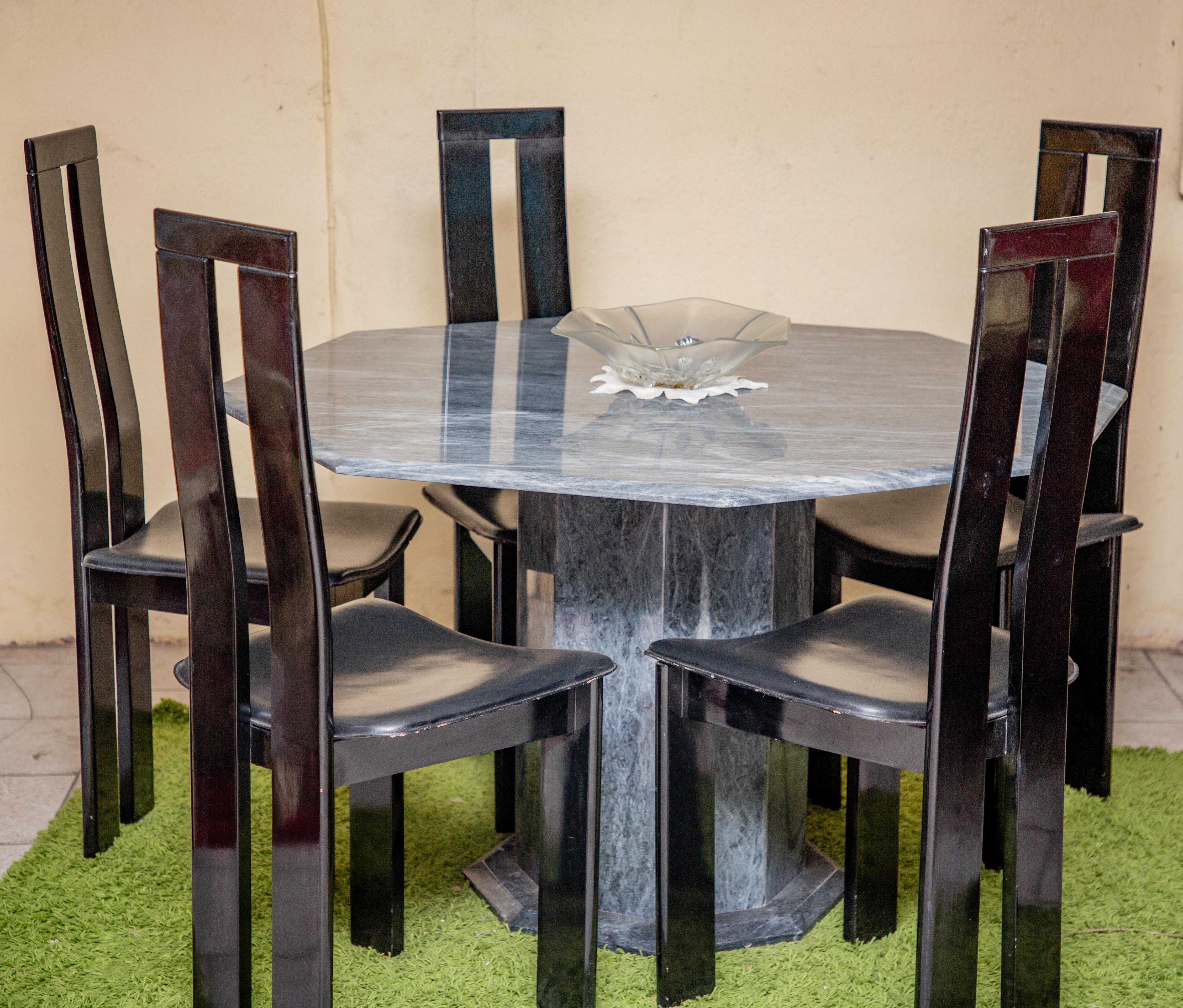 Salle à manger avec table ronde