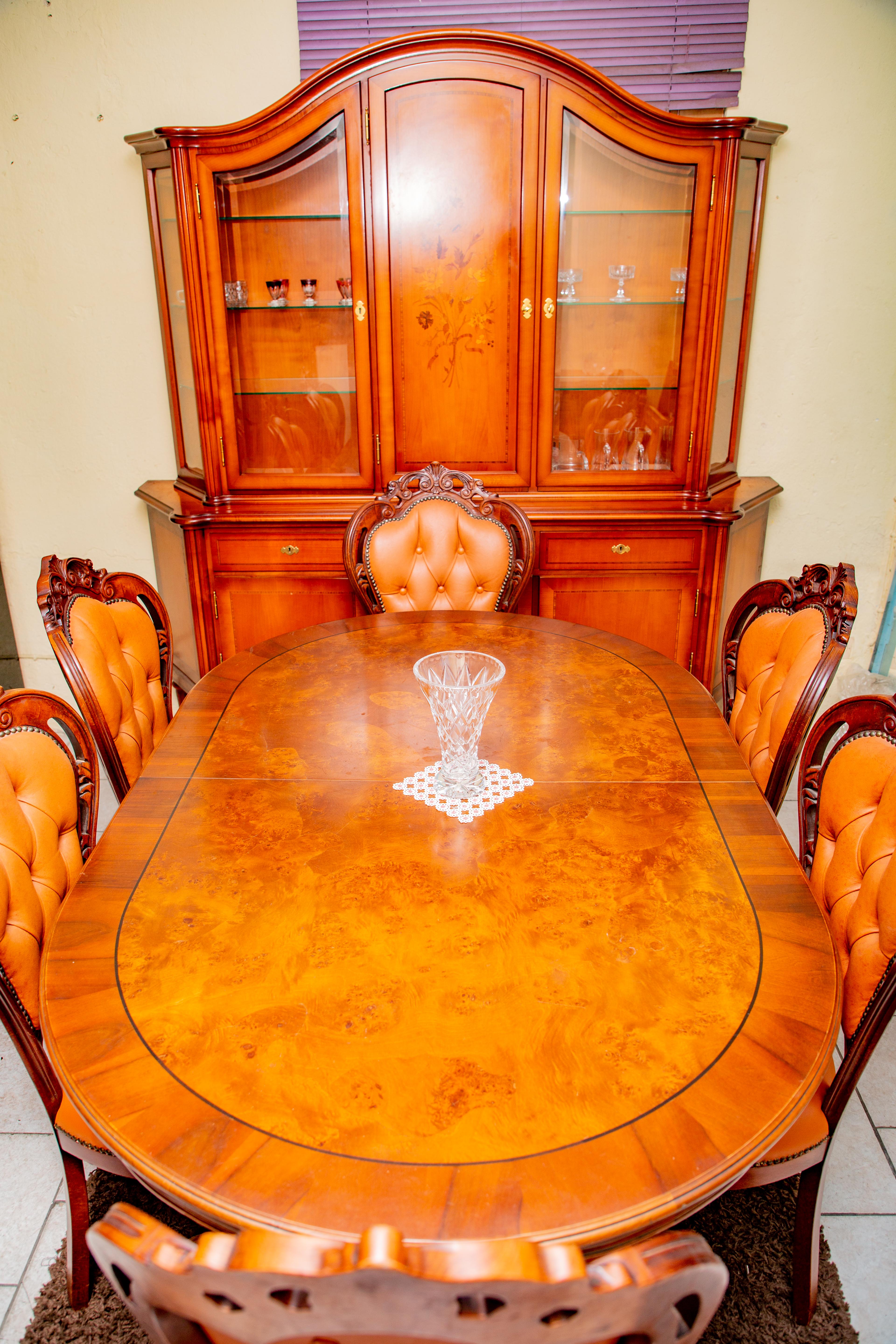 Salle à manger avec table en marbre