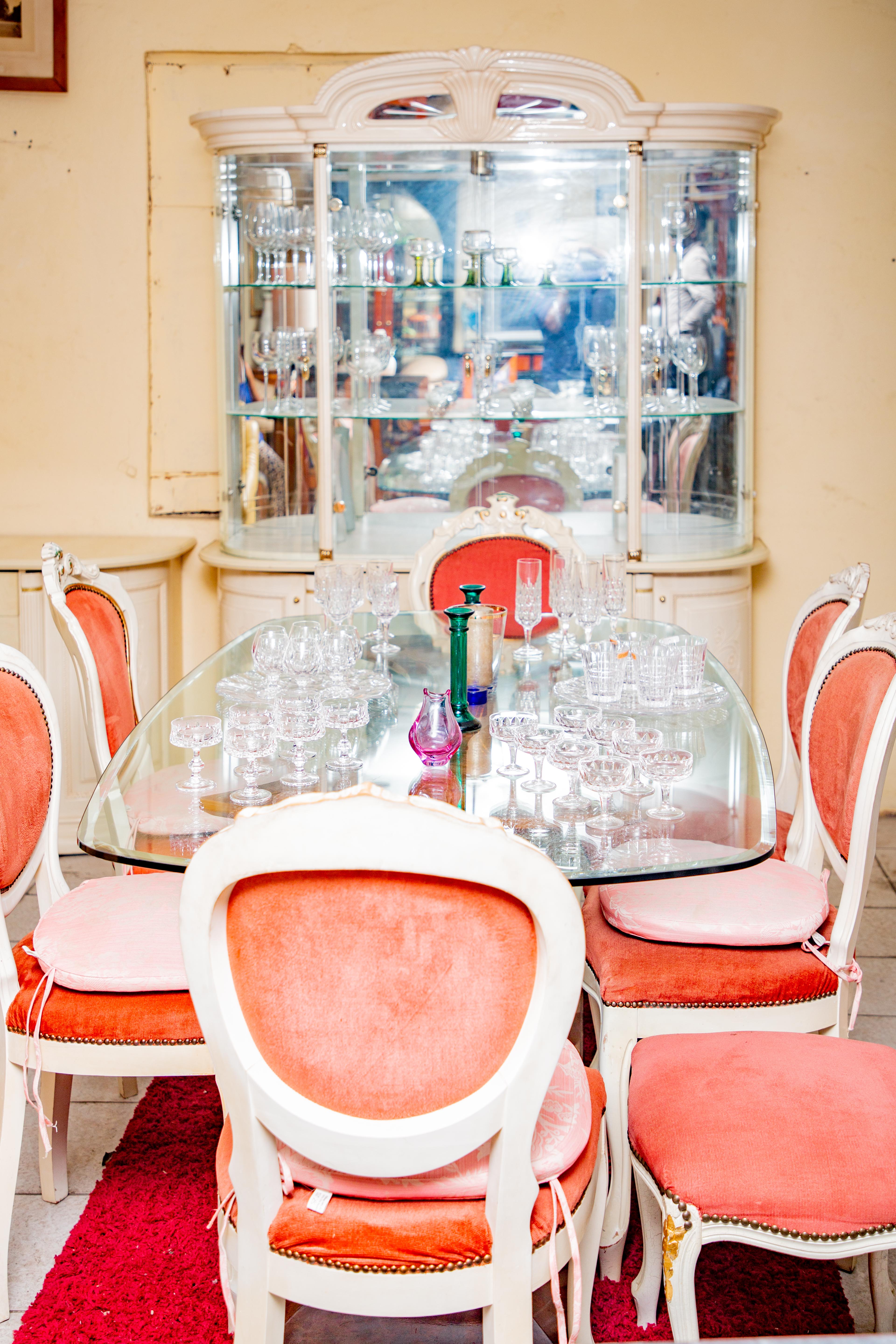 Salle à manger avec table en verre