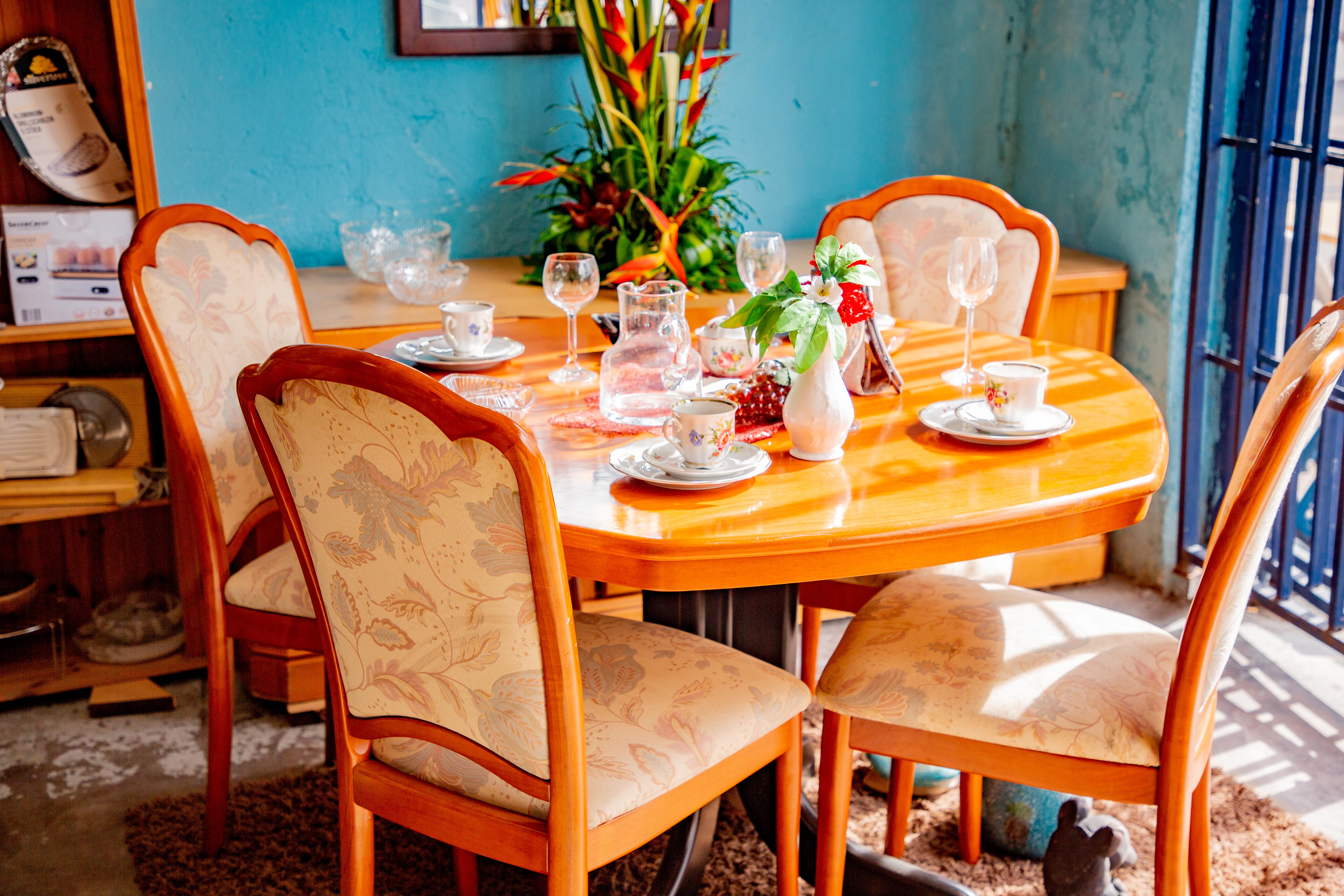 Salle à manger avec table en bois et rallonges