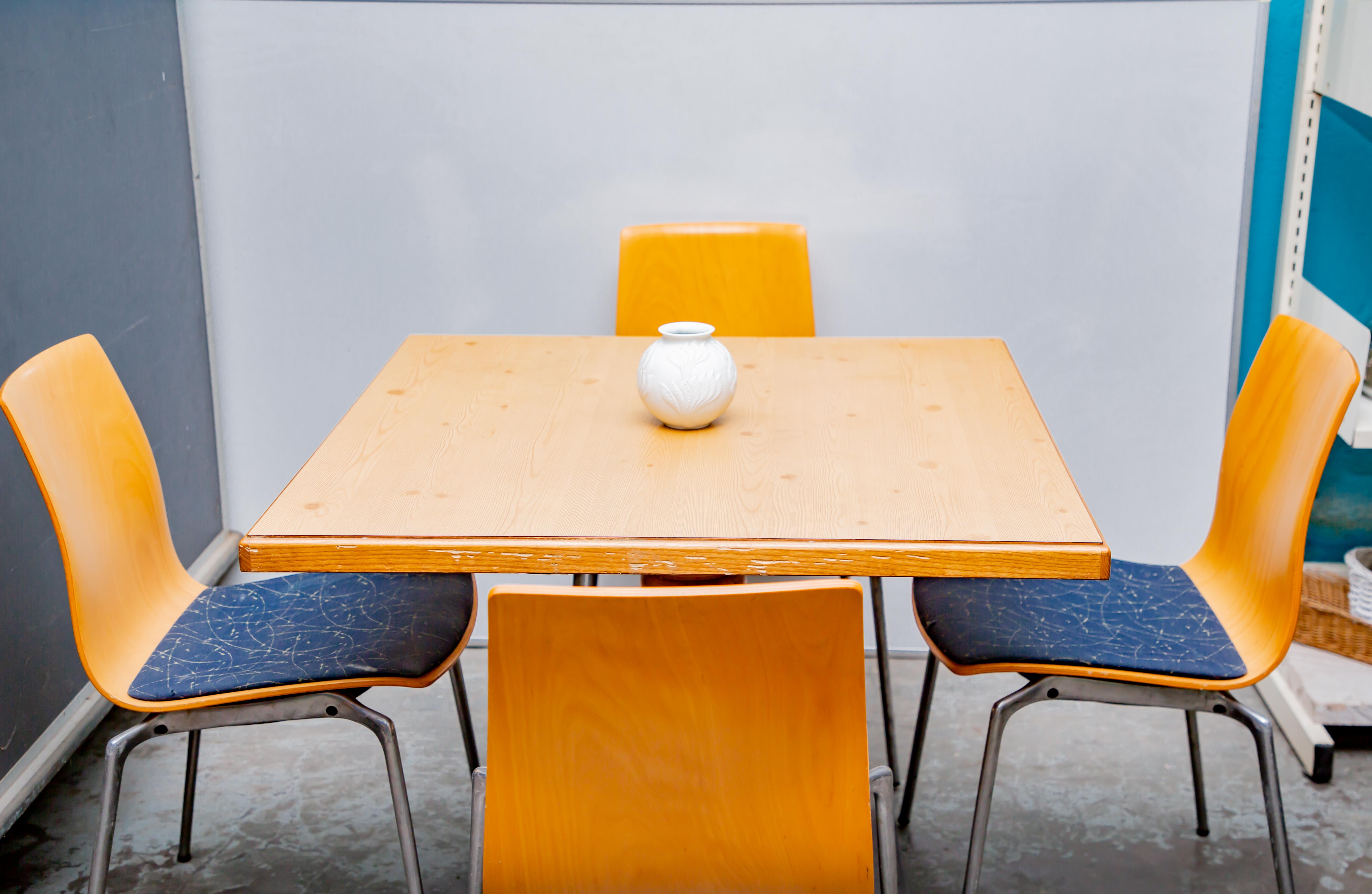 Salle à manger avec chaises colorées