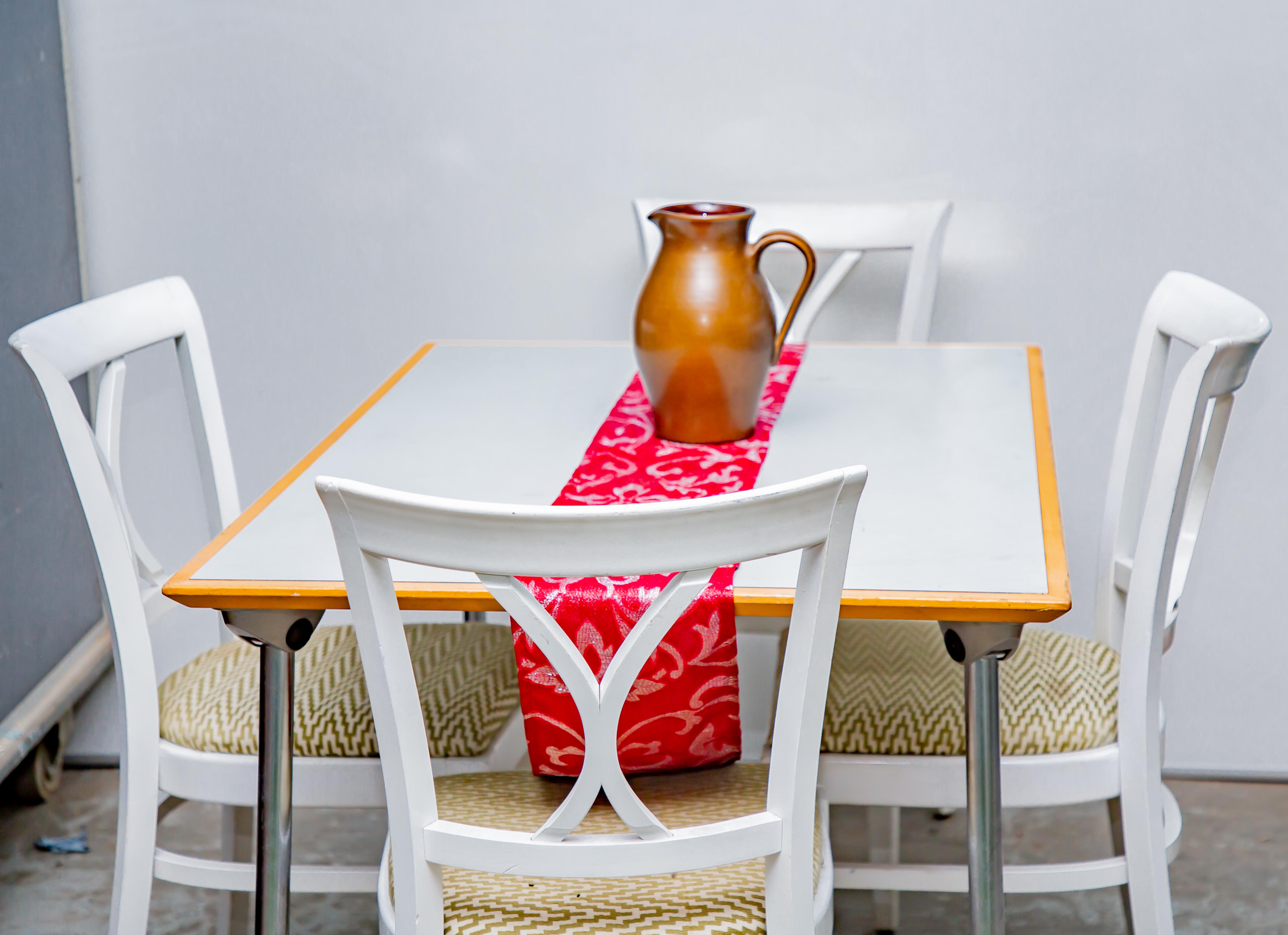 Salle à manger avec table en bois et métal