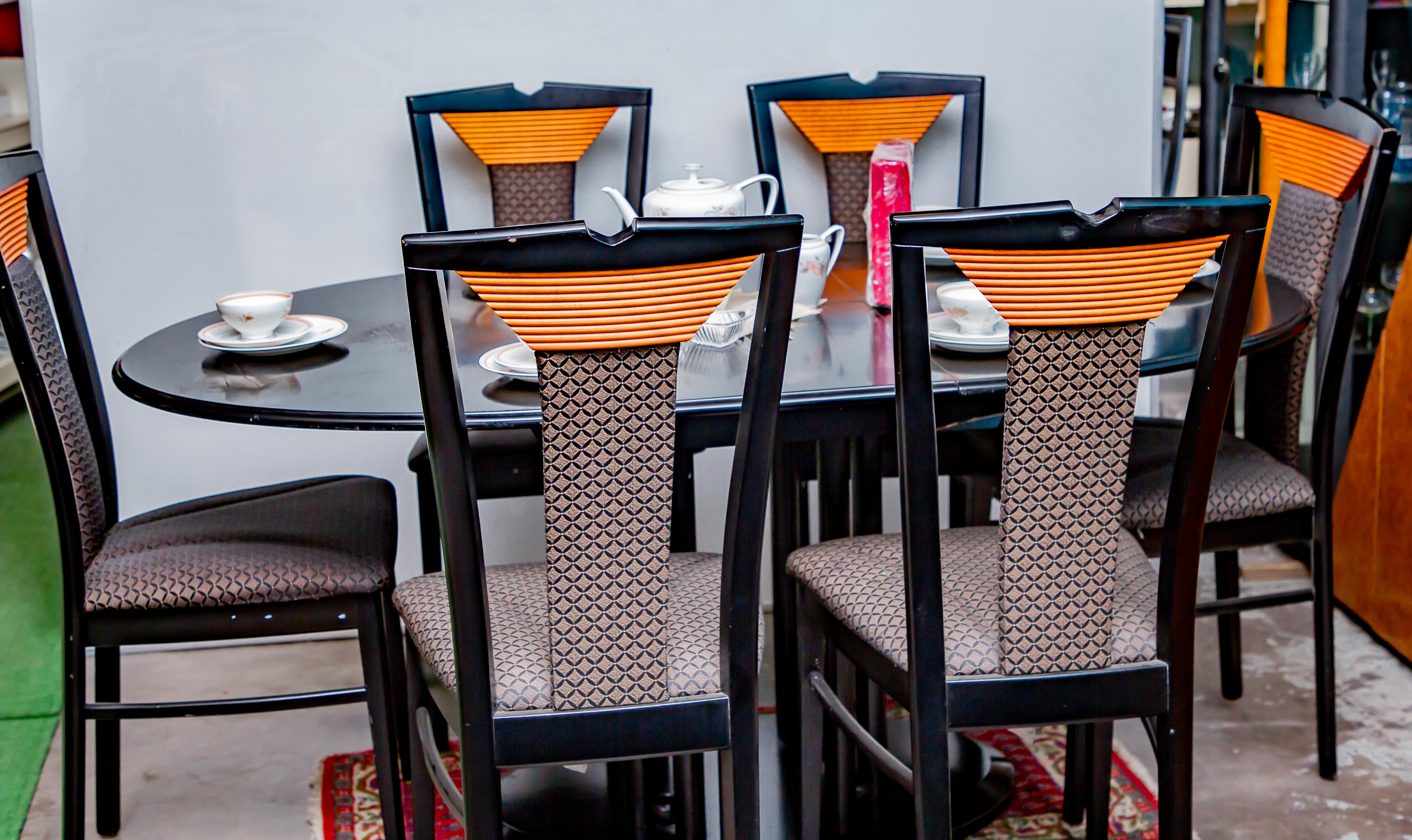 Salle à manger avec table ronde en verre et chaises design