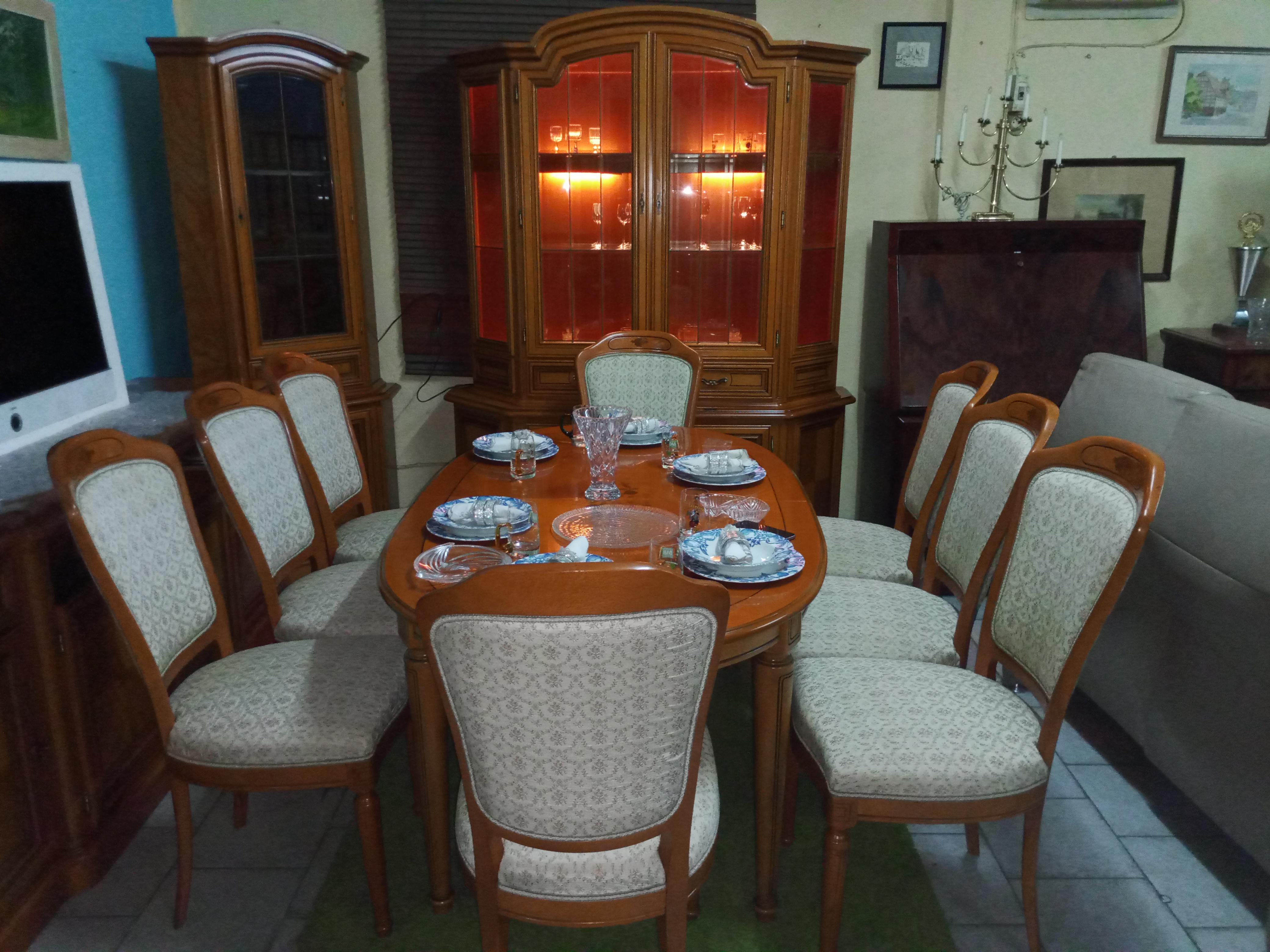 Salle à manger avec table en bois et chaises en cuir