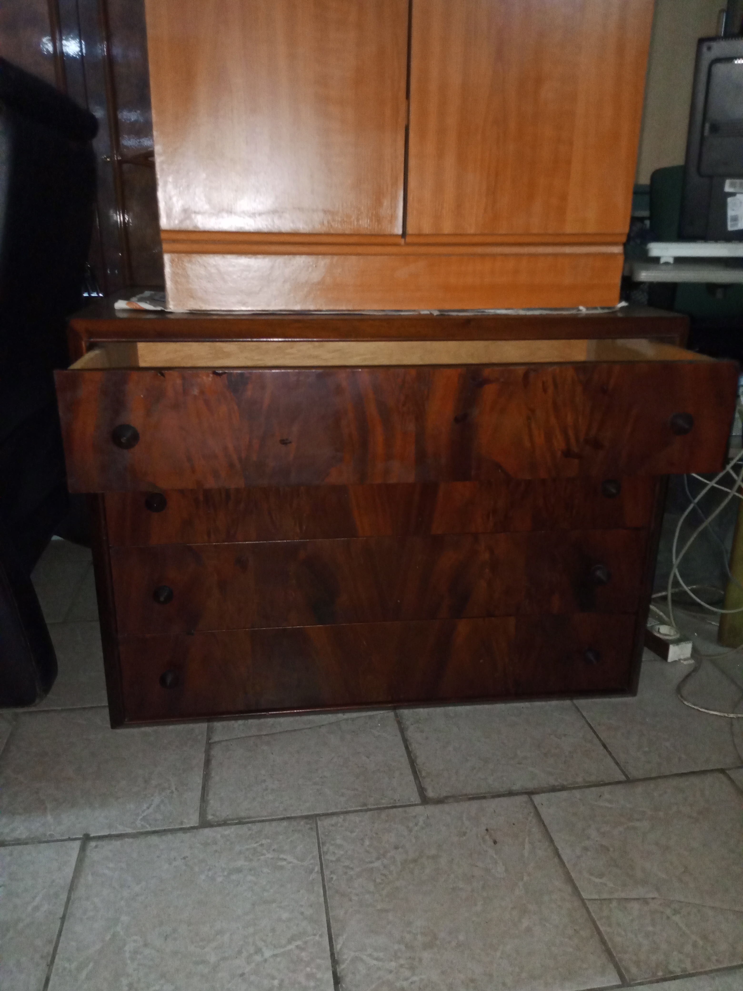 Commode en bois avec 5 tiroirs