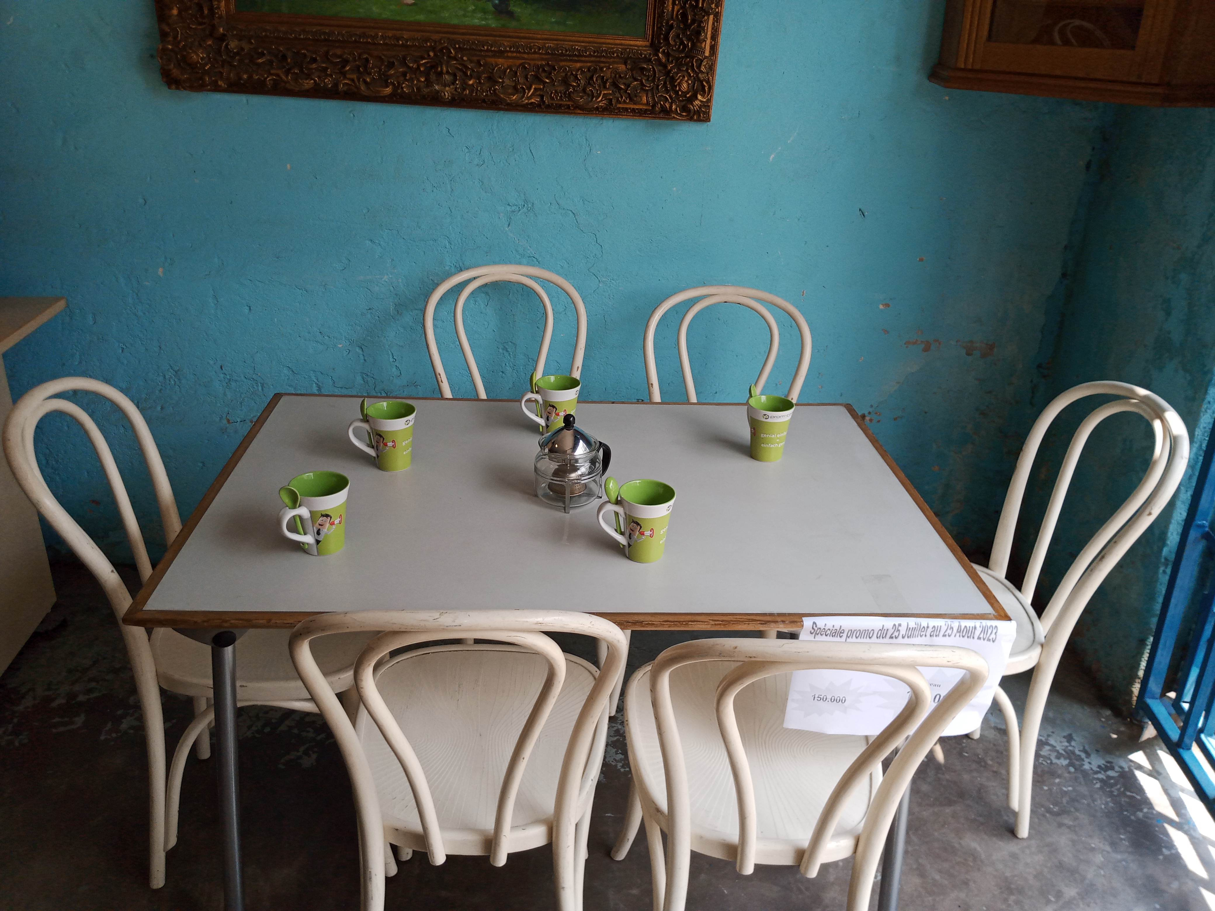 Salle à manger avec table ronde en bois et chaises en tissu