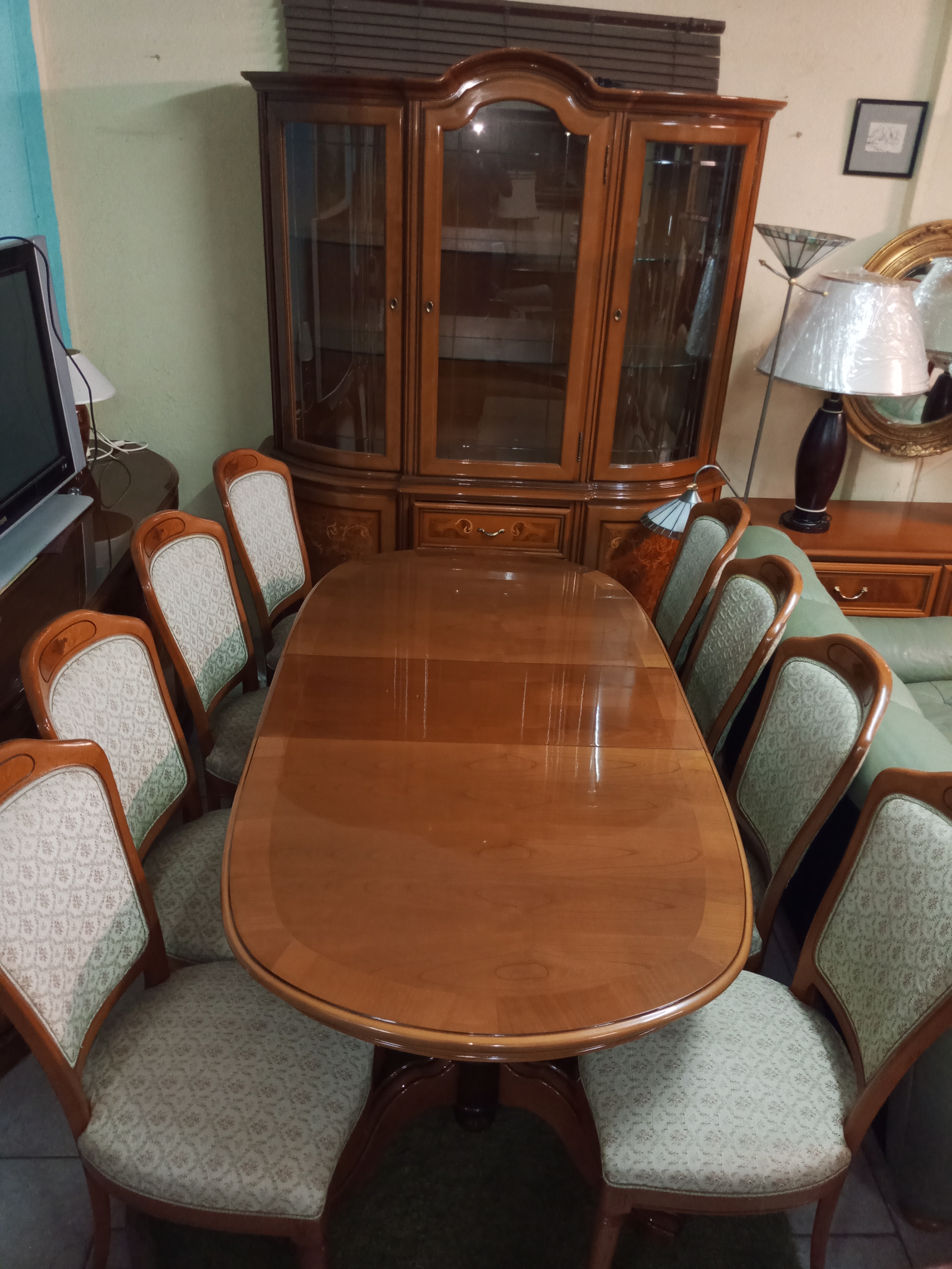 Salle à manger avec table extensible en bois et chaises en cuir