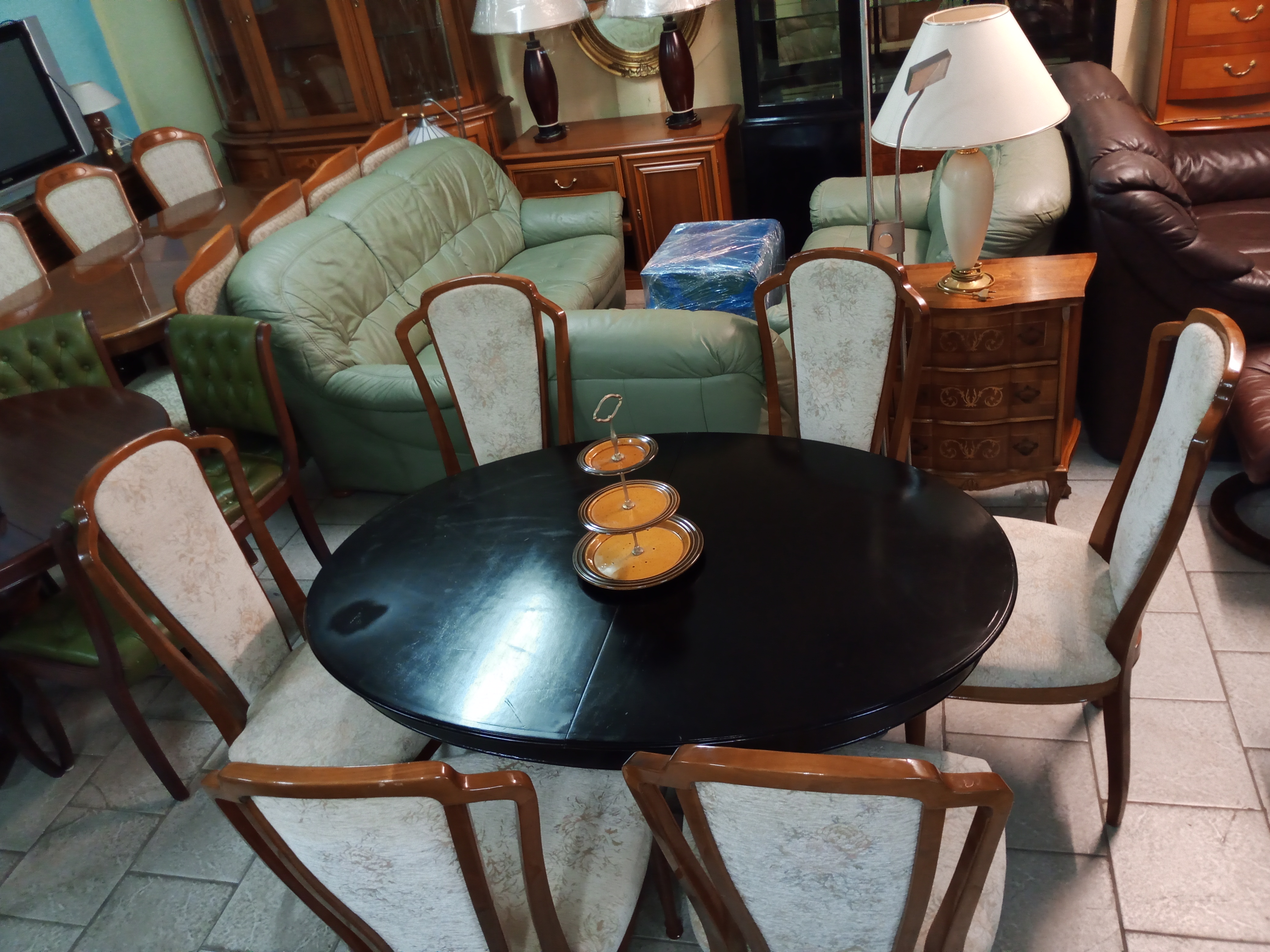 Salle à manger avec table en verre et chaises en velours