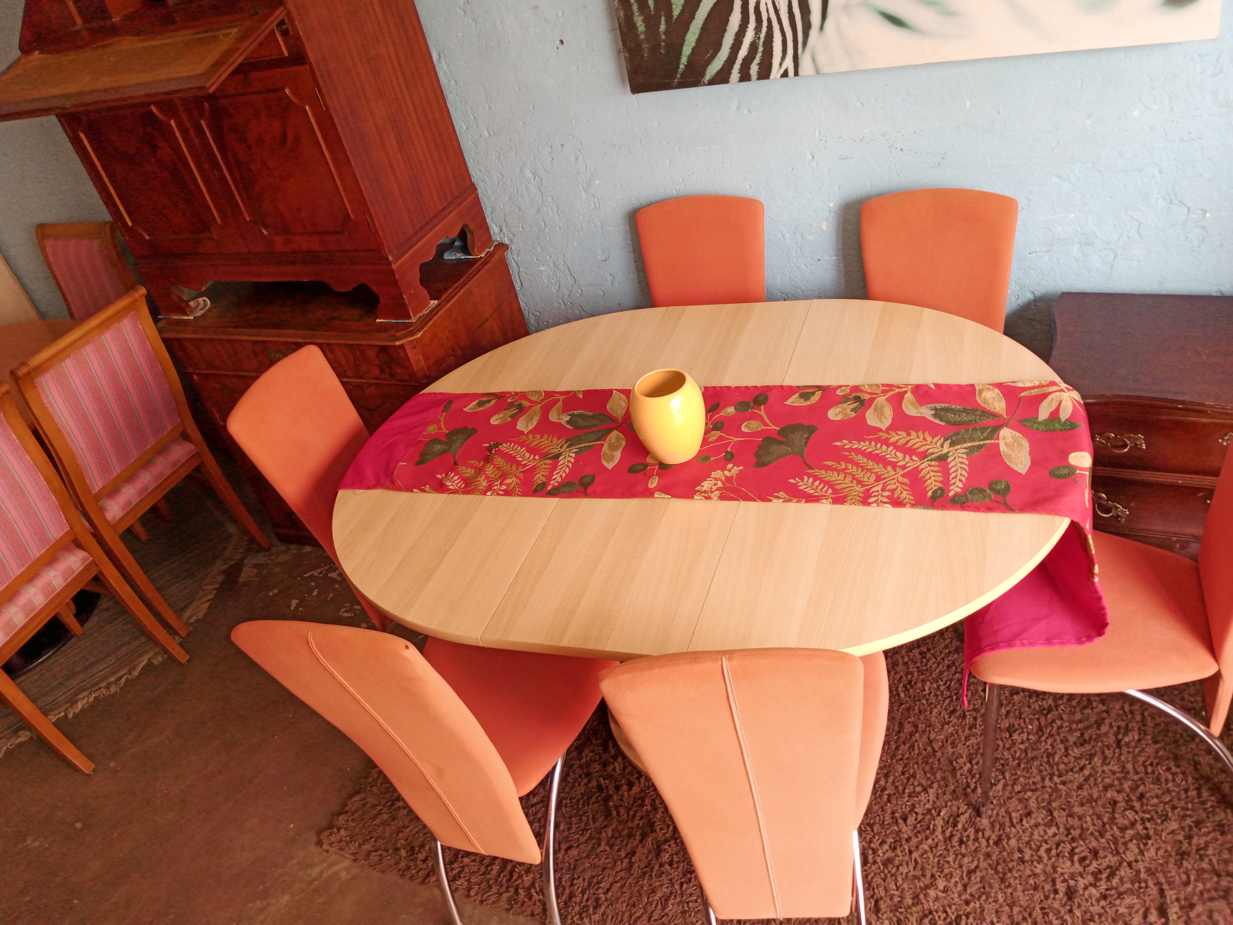 Salle à manger avec table en bois et chaises en rotin